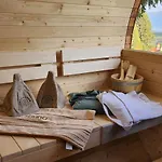 Urige Waldbienenhuette *
