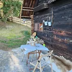 Apartment Urige Waldbienenhuette *