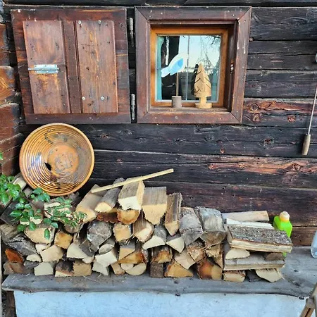 Urige Waldbienenhütte * Diex