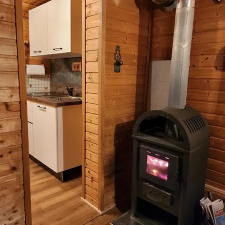 Urige Waldbienenhütte Diex