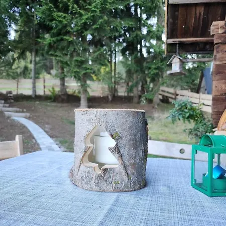 Urige Waldbienenhuette