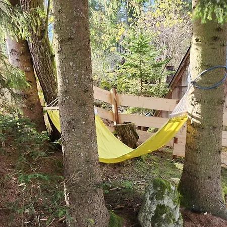 Urige Waldbienenhuette *