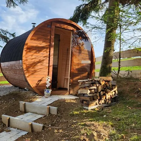 Urige Waldbienenhuette