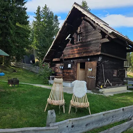 Urige Waldbienenhütte Diex