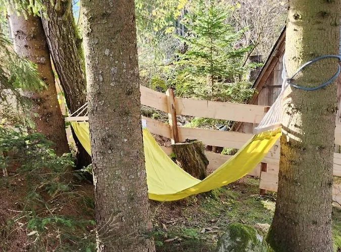 Urige Waldbienenhütte *