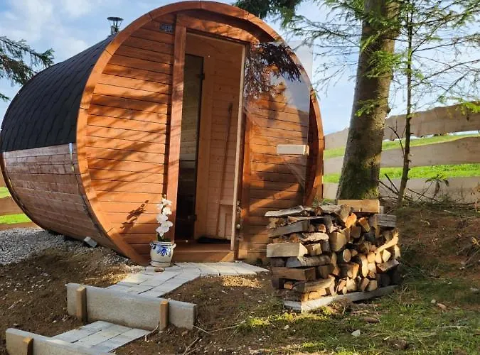 Urige Waldbienenhütte